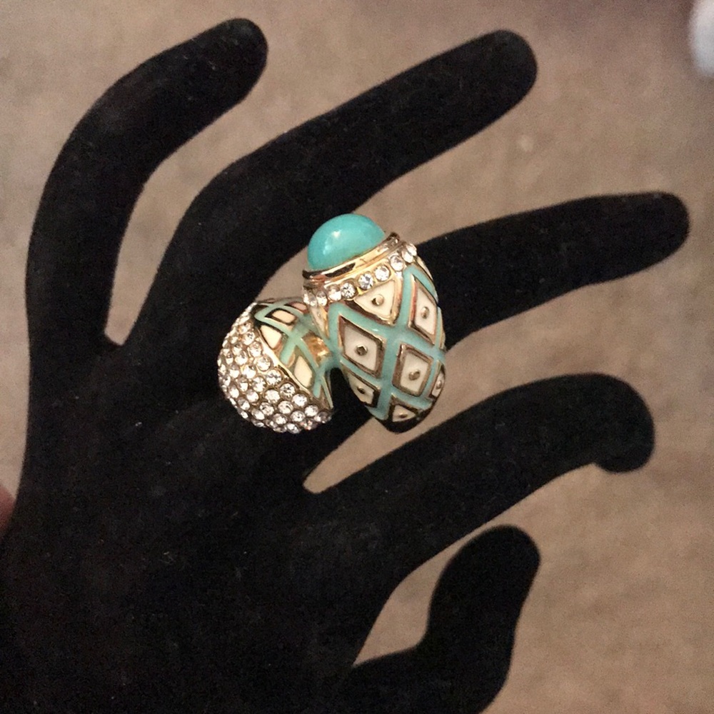 Stunning ring with rhinestones